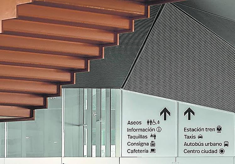 Imagen principal - La escalera y la parte de arriba, de momento, estarán cerradas. Debajo, taquillas para la venta presencial de billetes y entrada.