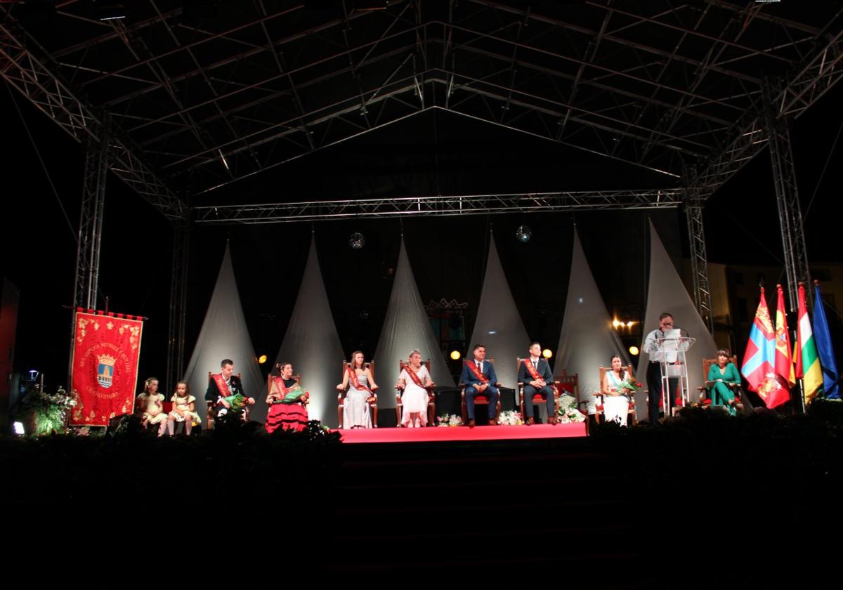 Los reyes de fiestas najerinos, en el centro, acompañados de los vendimiadores de Logroño y la reina de fiestas de Arnedo.