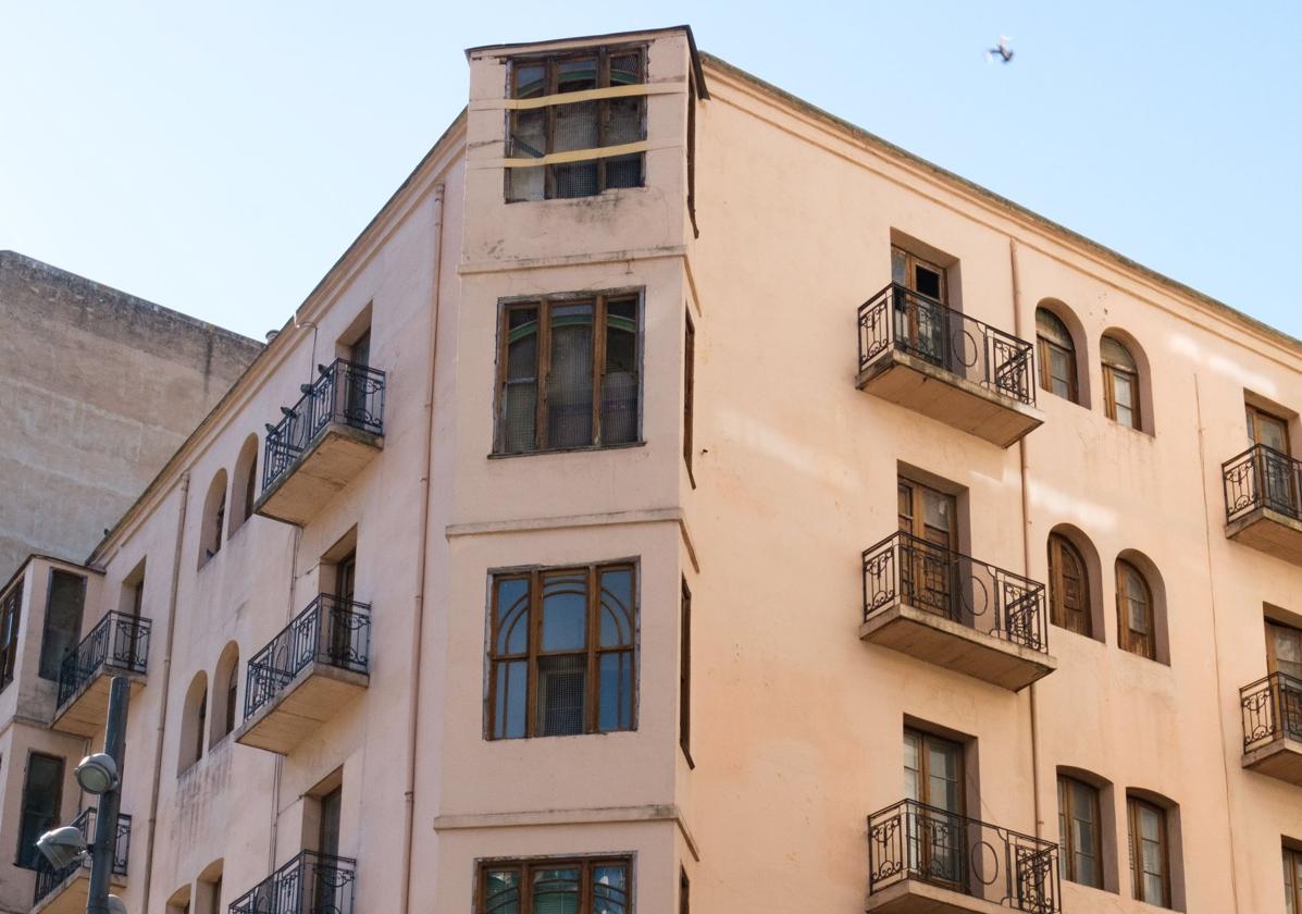 Edificio de Quintín Bello, construido entre 1928 y 1929, y reformado por Fermín Álamo en 1933 y 1935.