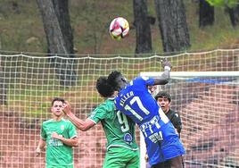 Orodea salta para hacer con el balón ante la presión de Álvarez.