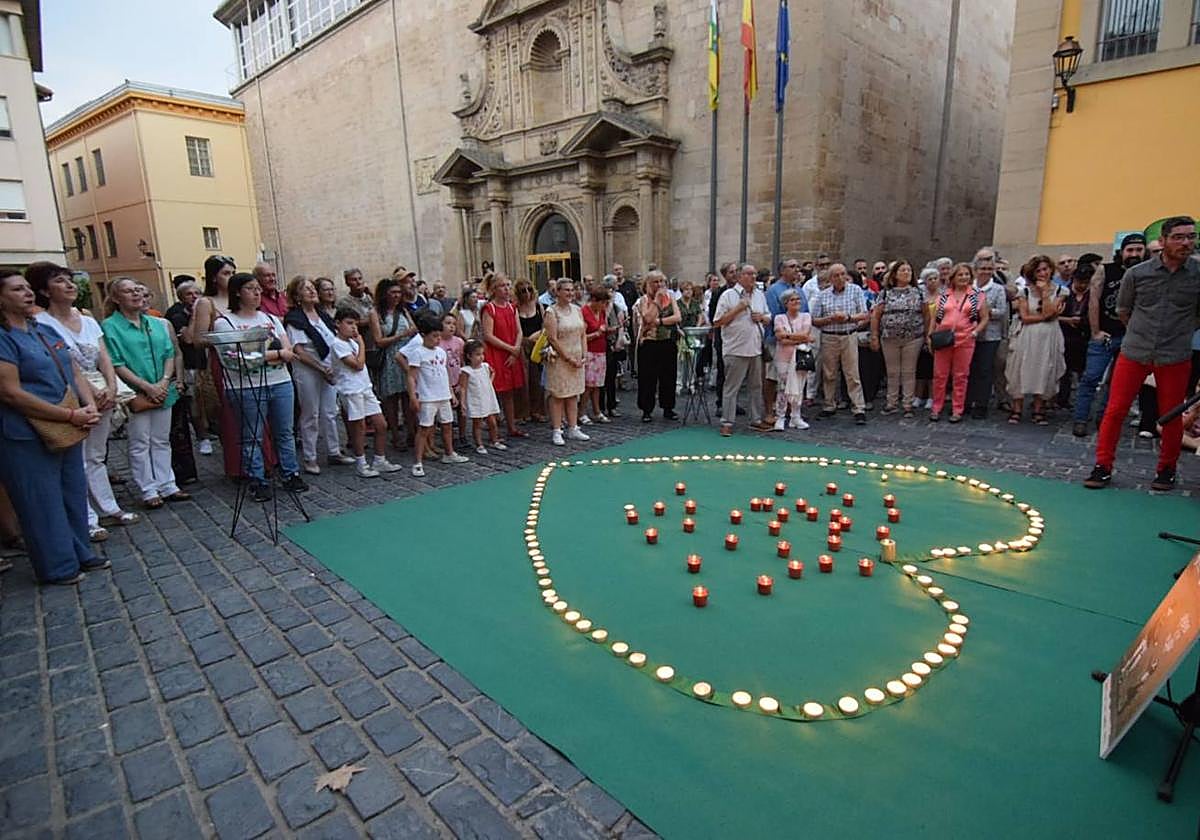 La plaza del Parlamento ha albergado un acto por el Día Internacional del Suicidio.
