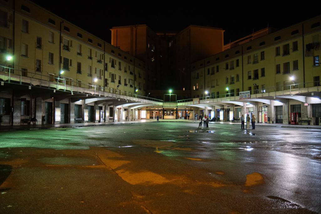 La estación de Pío XII aguarda a la llegada de su último autobús.