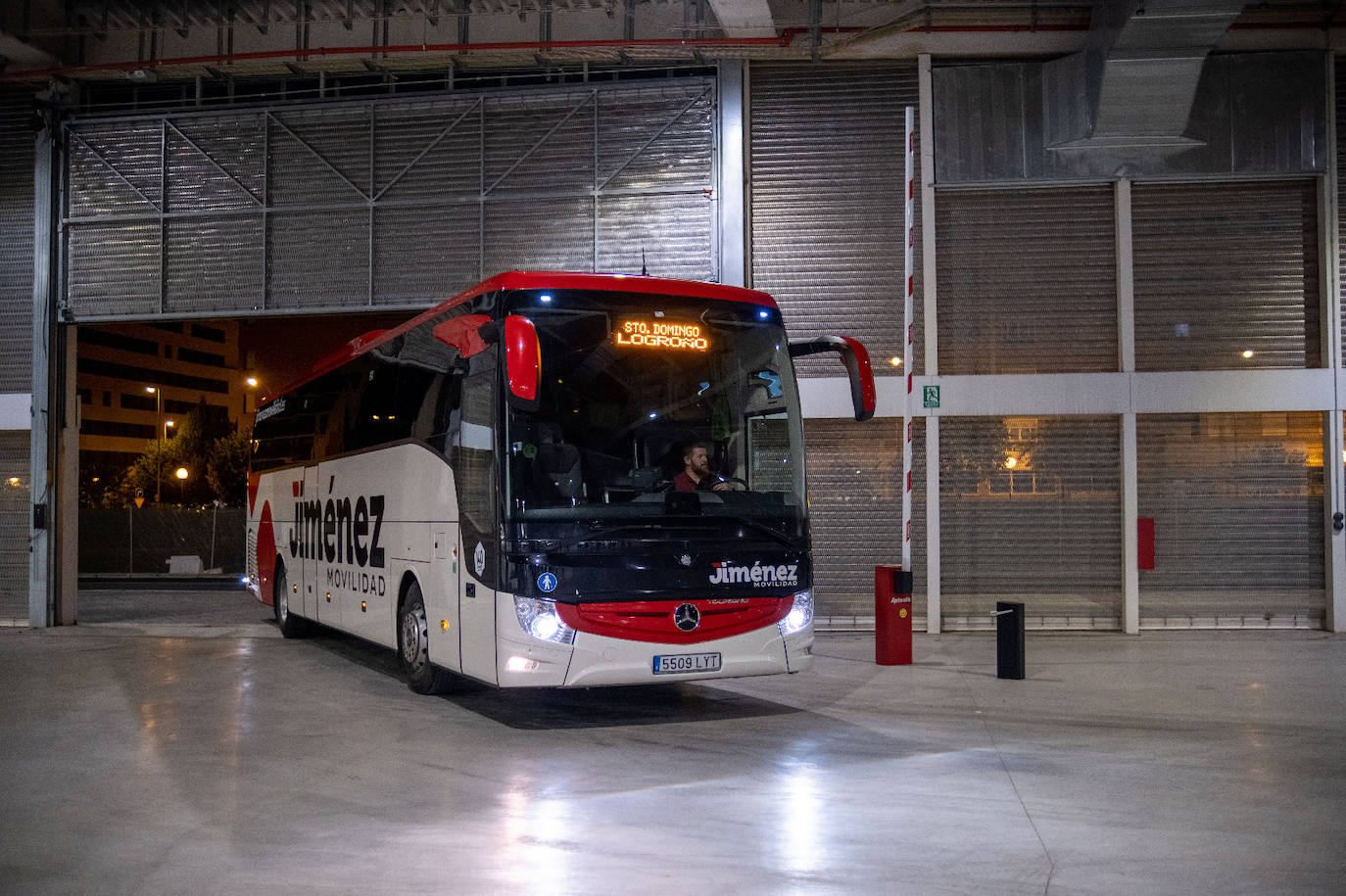 Llegada del primer autobús, un Jiménez Movilidad, proveniente de Santo Domingo de la Calzada.