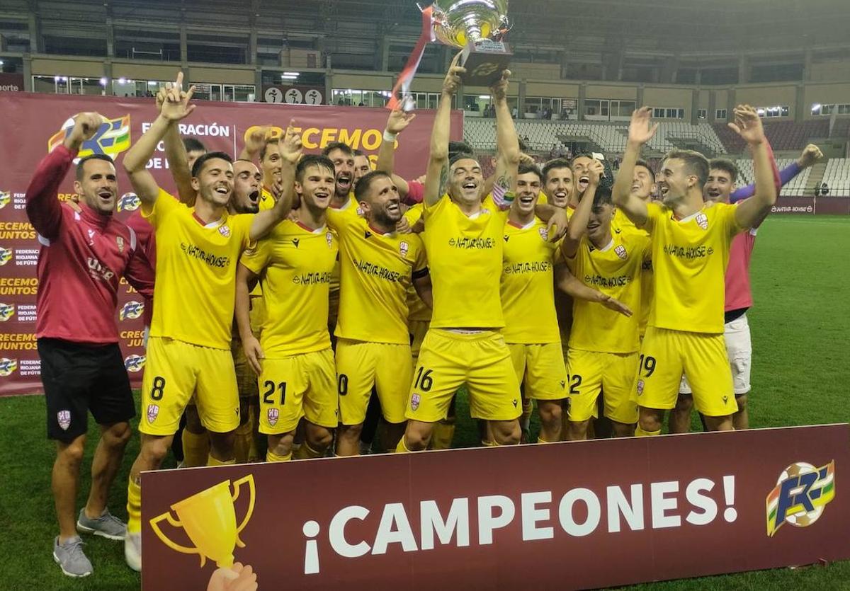 Los blanquirrojos levantan la copa.