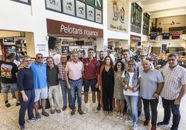 Lourdes, en el centro, rodeada por los asistentes a la cata de sardinas.