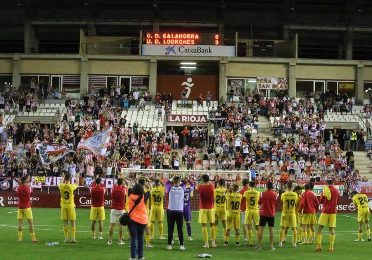 Los jugadores de la UD Logroñés celebran la clasificación consus aficionados.