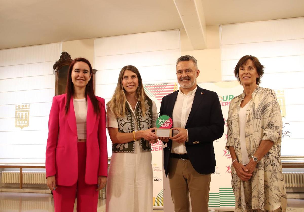 El alcalde Conrado Escobar en la presentación del Tour Universo Mujer