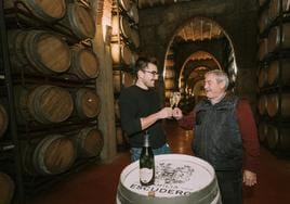 Amador Escudero brinda con cava con su hijo.