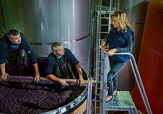 Cristina Forner observa las labores en la bodega.