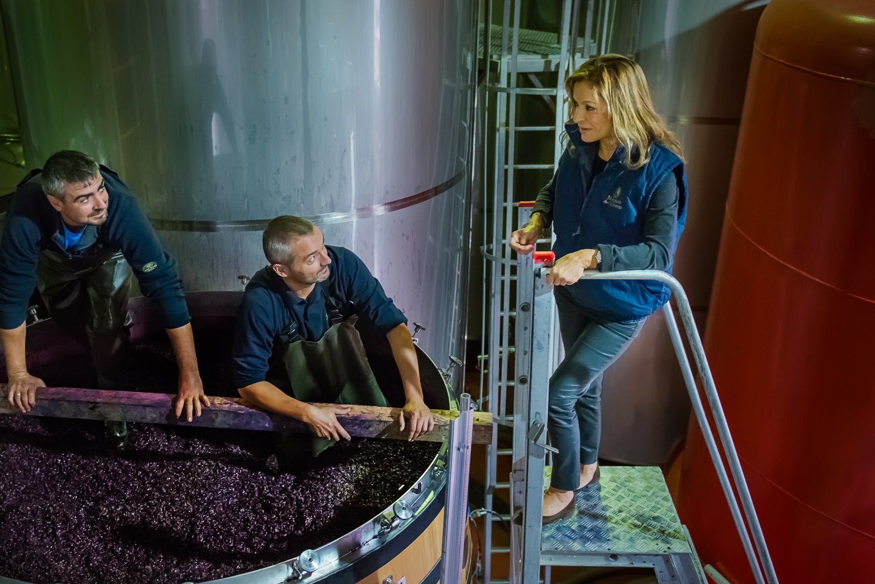 Cristina Forner observa las labores en la bodega.