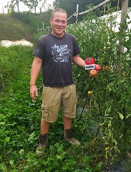 Víctor, con el trofeo y tomates.
