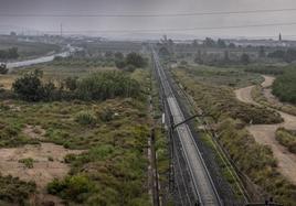 A la derecha de las vías del tren se localiza la zona por la que se construiría la variante norte, junto a los sotos del Ebro; y a la izquierda, el lugar por el que discurriría la variante sur que se llegó a plantear.