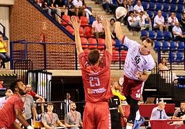 Edu Cadarso lanza ante la defensa del opscense Gucek