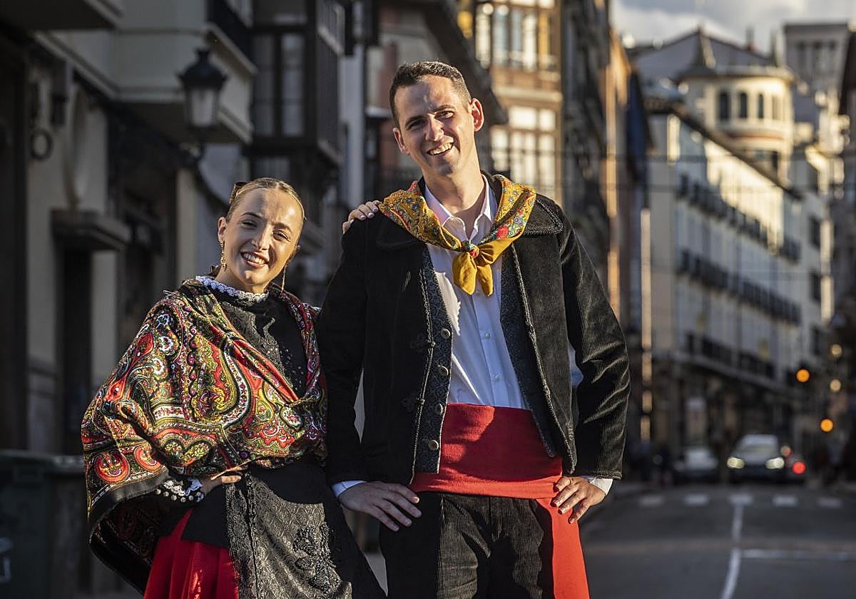 Lucía Yubero y Félix Ángel Jalón, los Vendimiadores de las fiestas de San Mateo 2023, posan juntos en la calle Sagasta.