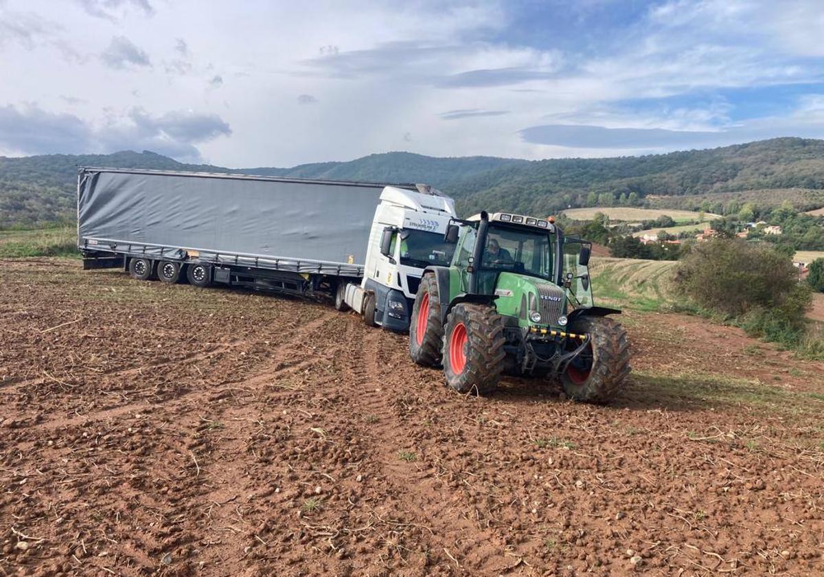 Camión atrapado en la finca en Villarejo.