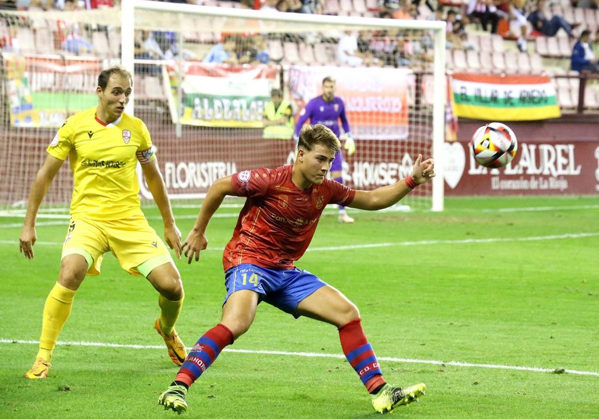 El rojillo Uzkudun y el jugador de la UDL Ugarte, en el partido de Copa Federación del miércoles.