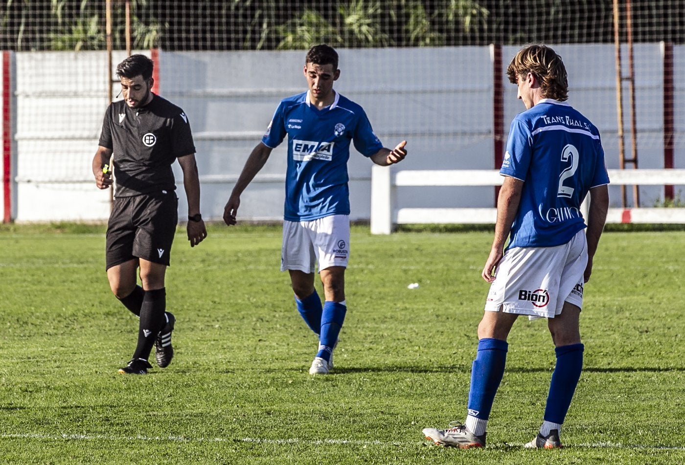 Un jugador del Arnedo conversa con el árbitro en Varea.