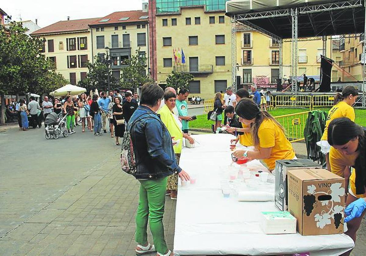 Imagen principal - Najerinos disfrutando de sus fiestas este domingo. 