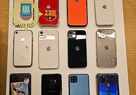 Algunos de los móviles recuperados.