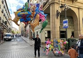 Aitor Parro, junto a su puesto de venta ambulante en Sagasta.