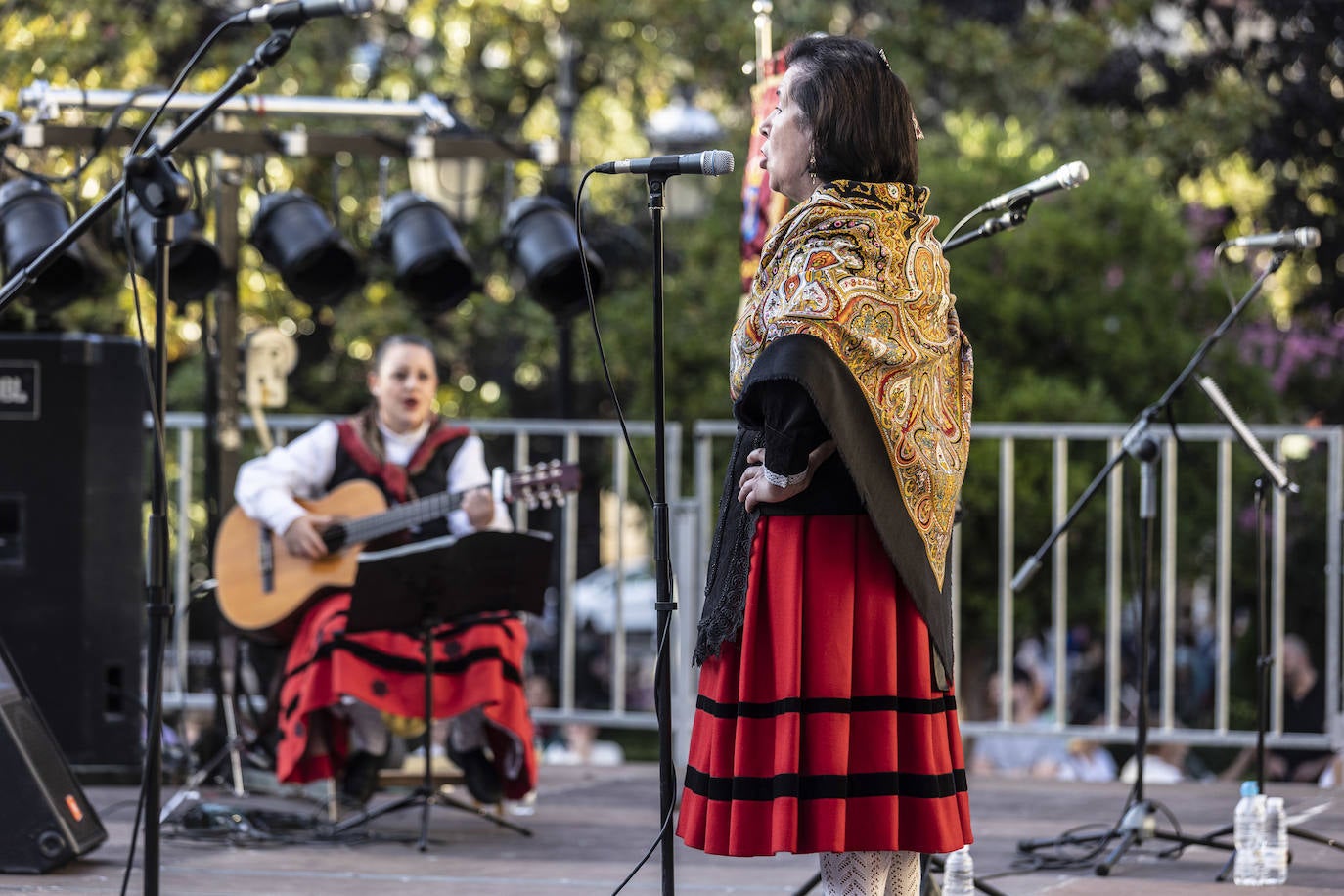 Festival de jotas en el Espolón