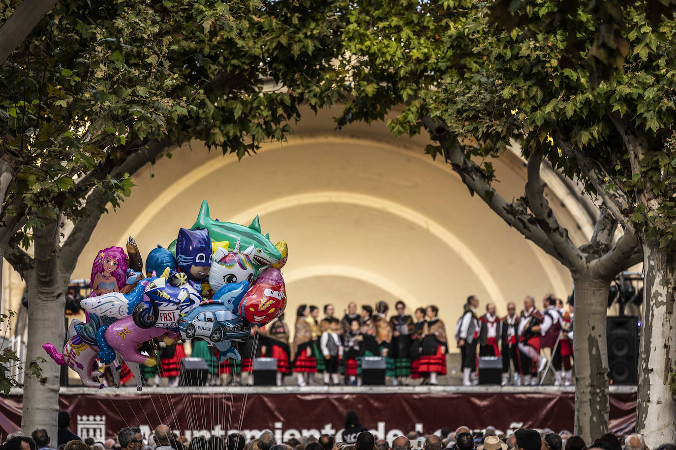 Festival de jotas en el Espolón