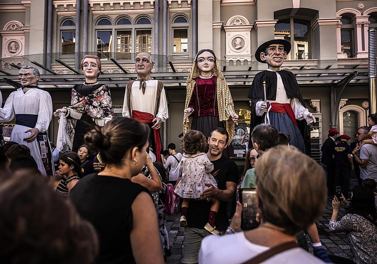 La comparsa, acompañada de numeroso público durante todo su recorrido cada vez que sale a la calle, hace parada junto a la fachada del teatro Bretón de los Herreros.