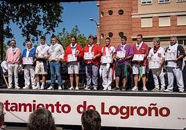 Juan José Sánchez, presidente de Aster, y el alcalde Conrado Escobar, junto a los representantes de la Federación de Peñas y de las distintas agrupaciones.
