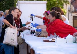 Cadena de servicio de embuchados entre las peñistas de la Rondalosa.