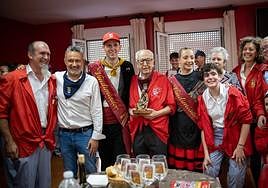 El homenajeado, Ángel Sáez, con el galardón y rodeado de sus familiares y amigos, autoridades e invitados al acto.