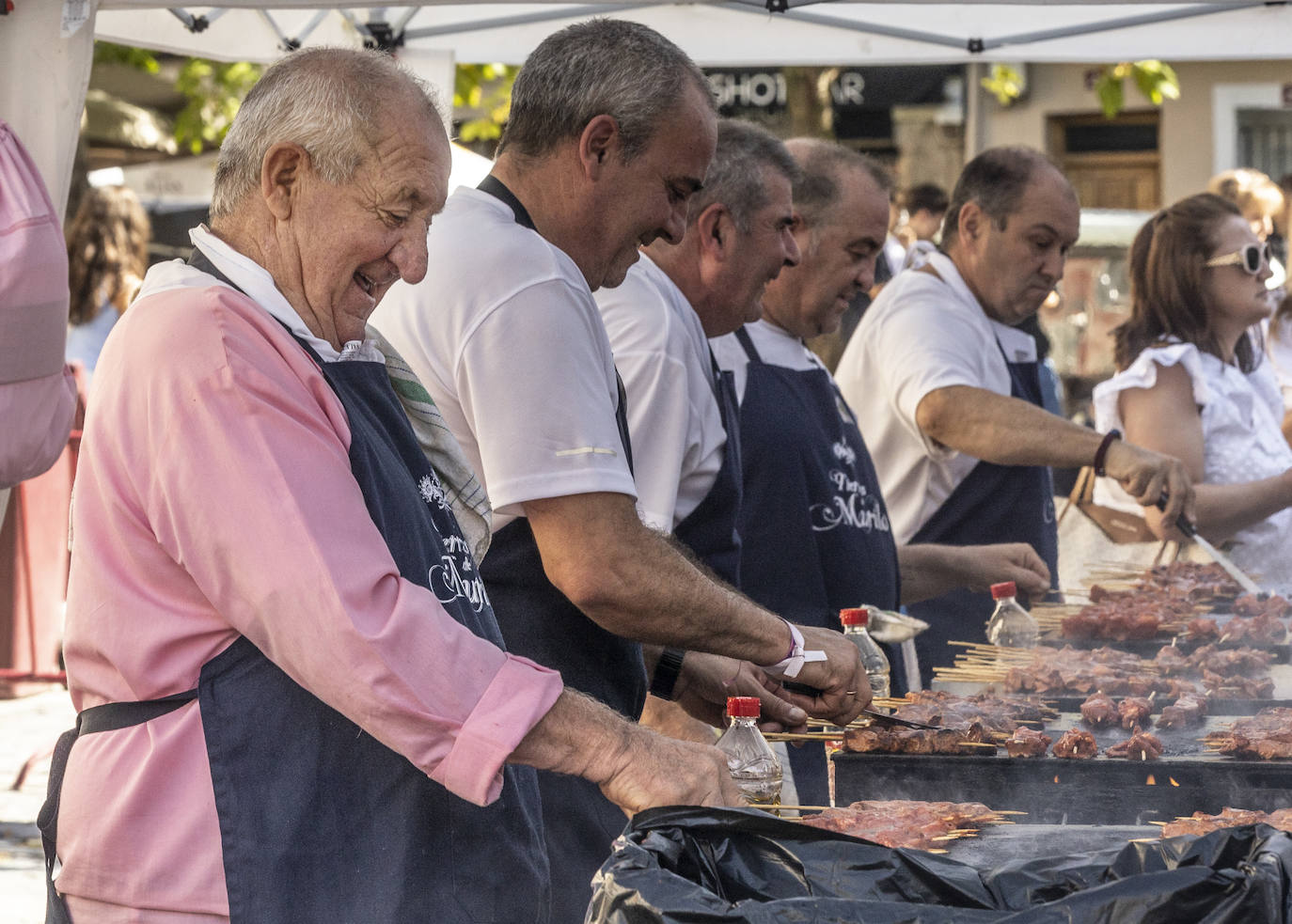 Degustación de choricillo y panceta en la plaza del Mercado
