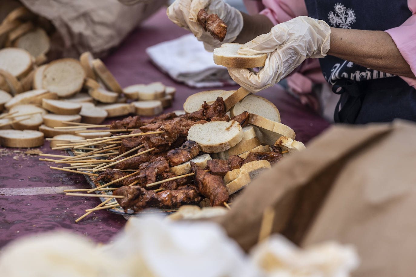 Degustación de choricillo y panceta en la plaza del Mercado