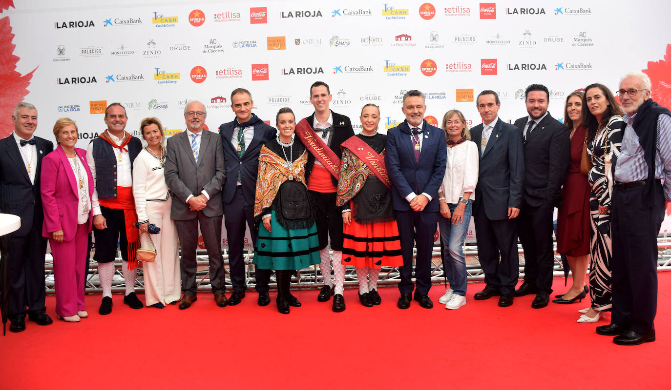 La Corporación Municipal de Logroño con el alcalde Conrado Escobar a la cabeza, los Vendimiadores, Teresa Cobo y Francisco Achiaga
