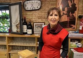 Toñi Sáenz, responsable del bar Jubera, al otro lado de la barra.
