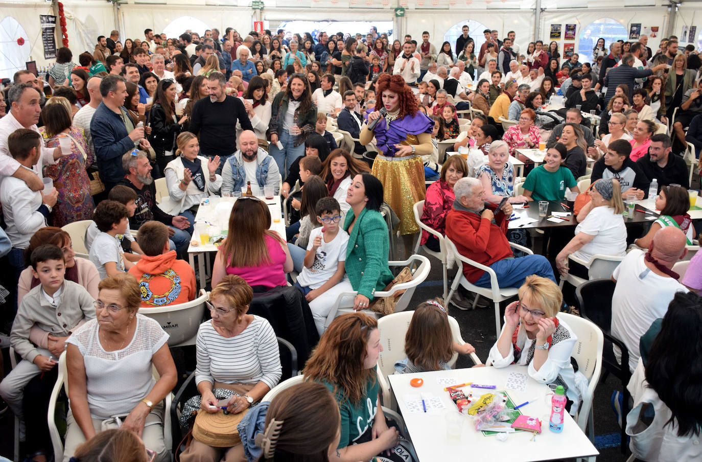 Bárbara la Reina de la Pantaloneta en el bingo de la Casa de Andalucía