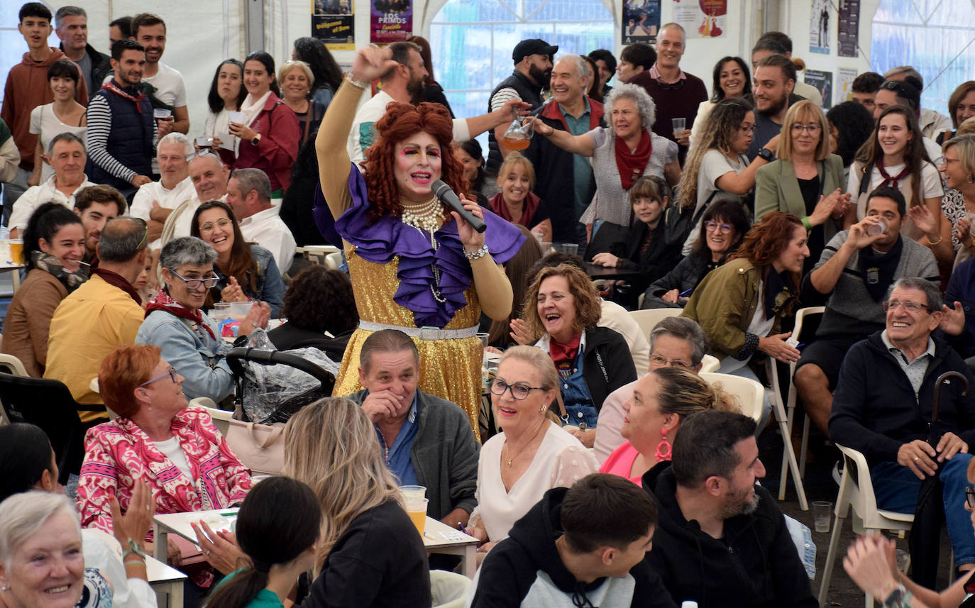 Bárbara la Reina de la Pantaloneta en el bingo de la Casa de Andalucía