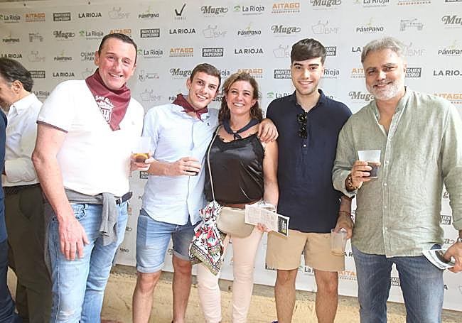 Uno de los grupos de aficionados que ha pasado estos días por el 'photocall' de la plaza de toros..