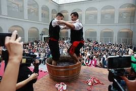 Pisado simbólico de la uva con el público y las autoridades al fondo.