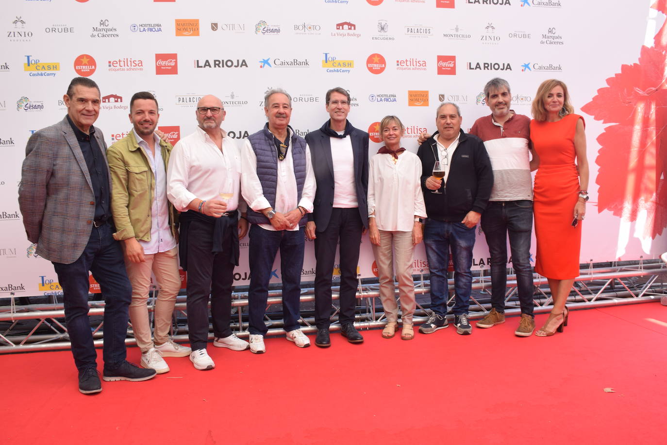 Hosteleros de la Laurel con el presidente de La Rioja, Gonzalo Capellán, Teresa Cobo y Estrella Domínguez