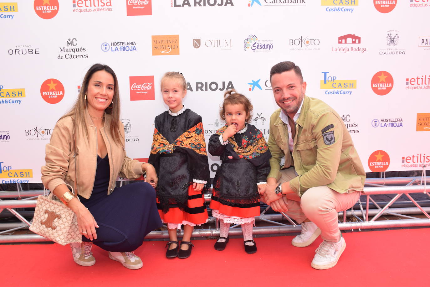 Naiara Cuesta y Alejandro Ábalos, del Bar Ángel, con las pequeñas Cayetana y Ángela