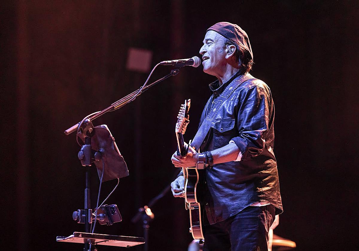 Álvaro Urquijo,durante el concierto de este jueves en Logroño.