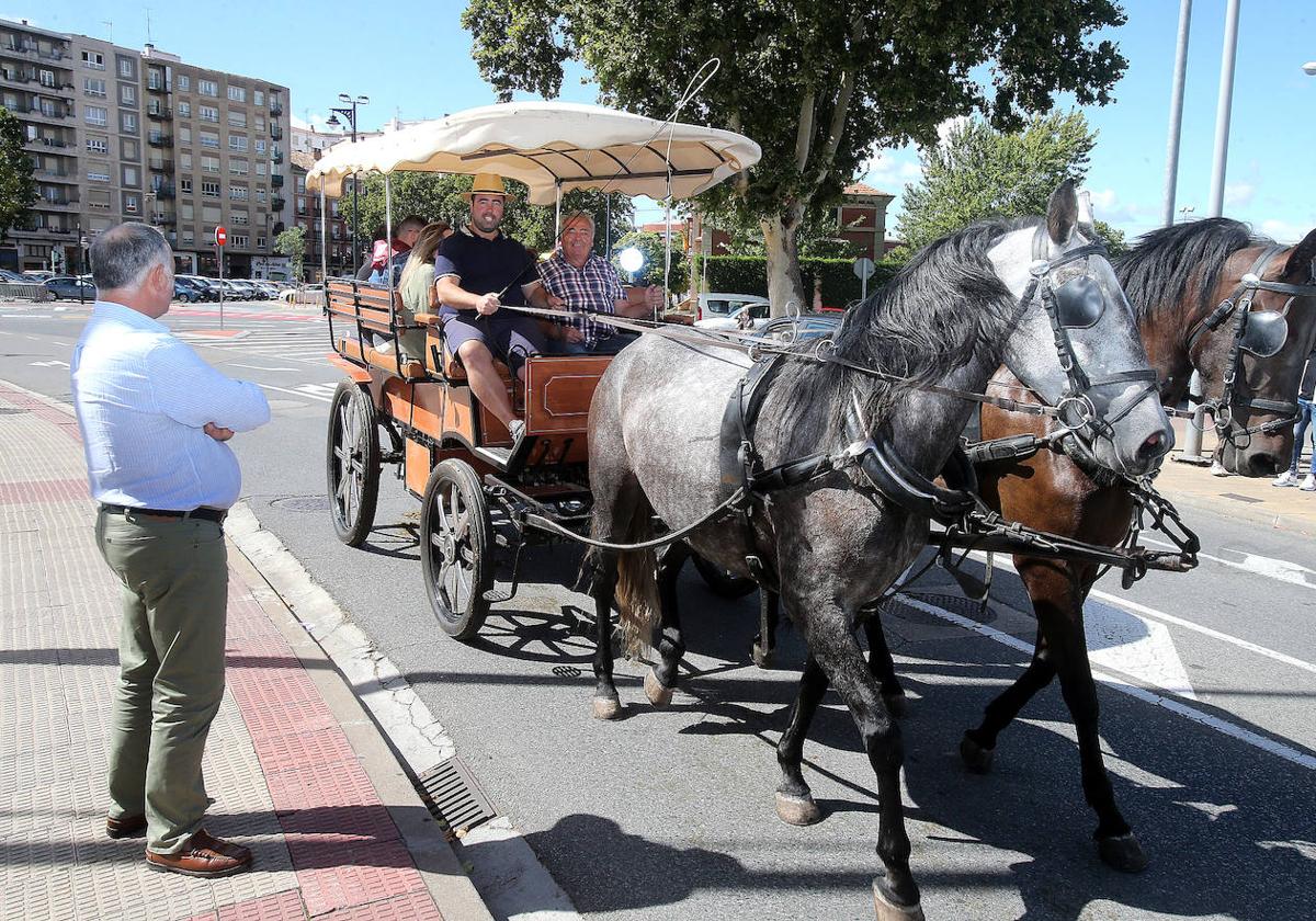 En calesa por el entorno de la Casa de Andalucía