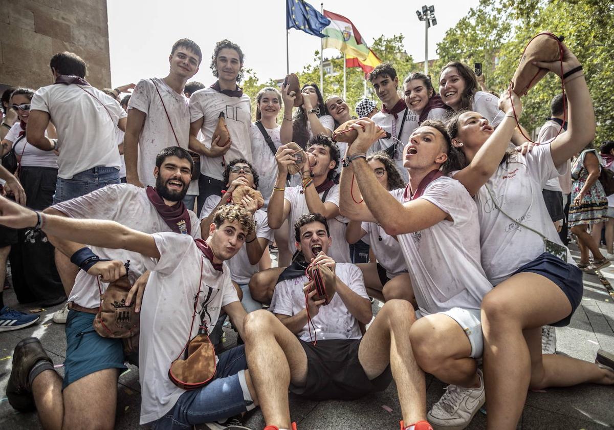 Una cuadrilla de jóvenes disfruta del chupinazo en la plaza del Ayuntamiento.