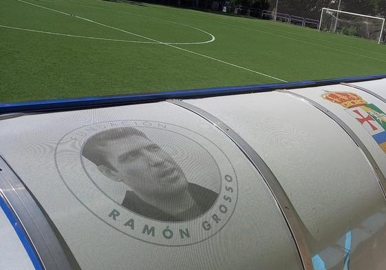 El logotipo de Fundación Ramón Grosso continúa a día de hoy en los banquillos del campo de fútbol de Villamediana.