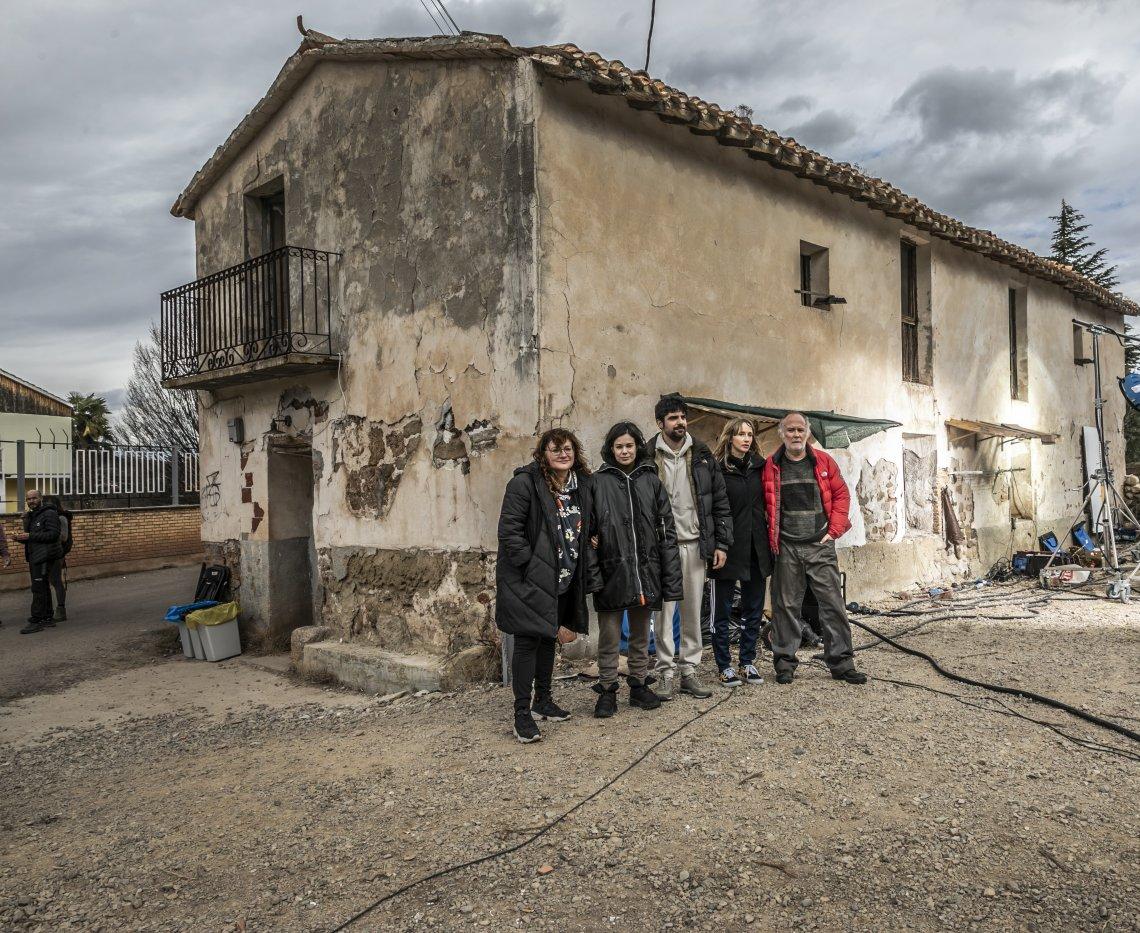 Isabel Coixet con Laia Costa, Francesco Carril, Ingrid García-Jonsson y Luis Bermejo, junto a la casa de Nalda donde se desarrolla la acción, durante el rodaje en marzo.