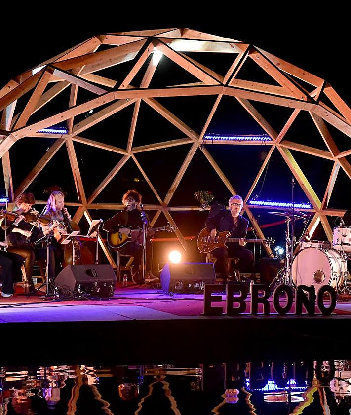 Imagen secundaria 2 - Numeroso y animado público se congregó en el parque de La Ribera para disfrutar de la música de Los Zigalas, Messura y La Pegatina.