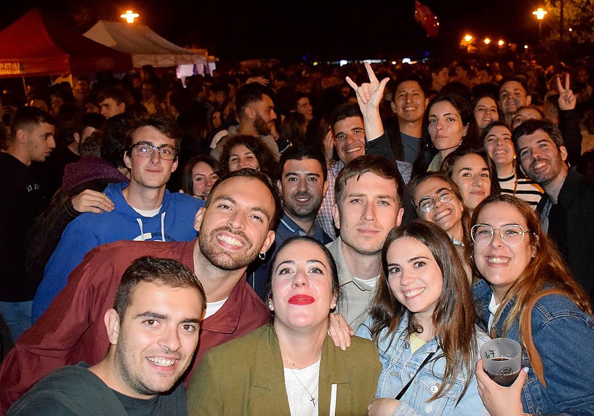 Imagen principal - Numeroso y animado público se congregó en el parque de La Ribera para disfrutar de la música de Los Zigalas, Messura y La Pegatina.