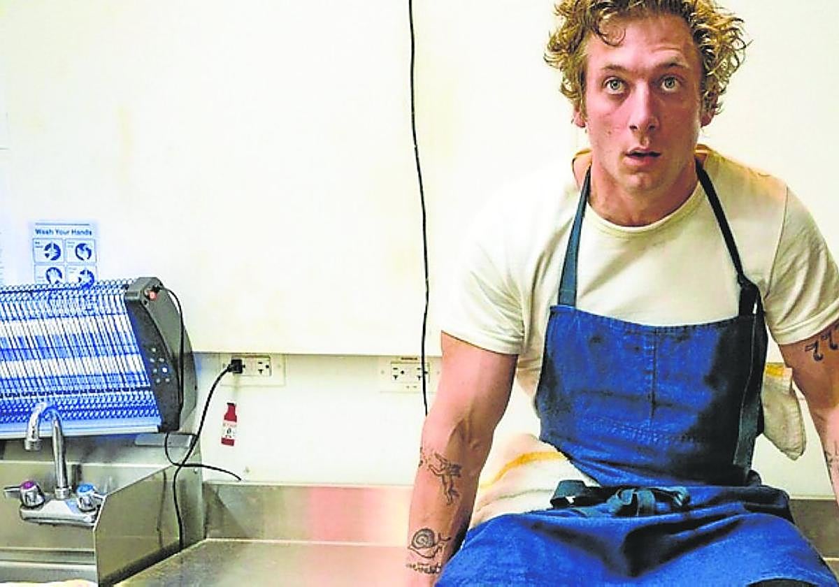 Jeremy Allen White encarna al cocinero Carmen 'Carmy' Berzatto.