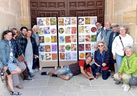 Los acuarelistas muestran algunas de sus obras en la puerta de la iglesia en Cuzcurrita.