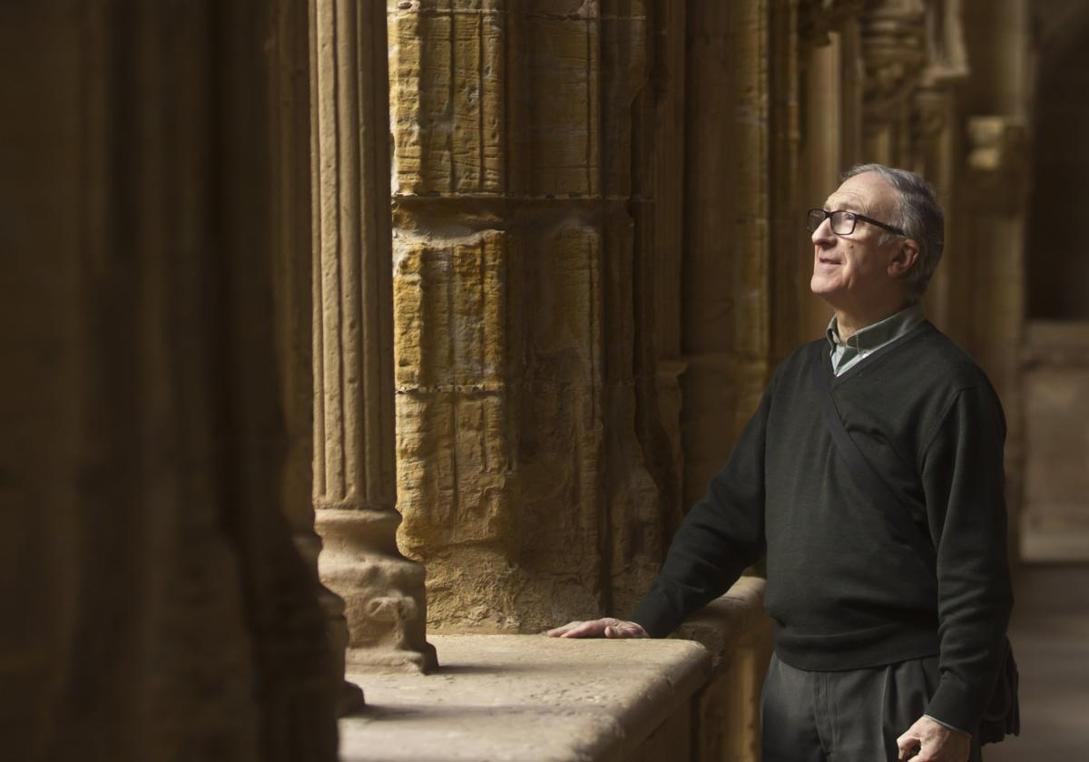 El padre Lucas en el claustro del monasterio de Santa María la Real.